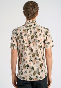 Korte mouwen shirt van lichtbeige katoen, met een tropisch bloemenpatroon van groene bladeren en oranje en roze bloesems.