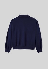 Sweatshirt bleu marine avec un col haut, de longues manches bouffantes et des poignets côtelés. Texture lisse, design simple et sans motifs visibles.