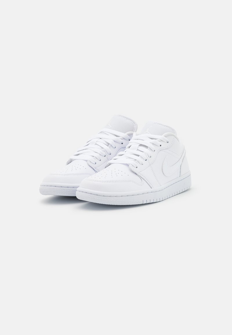 Baskets montantes en cuir blanc avec un embout perforé, des lacets plats et un logo embossé sur le côté. Semelle en caoutchouc avec un motif texturé.