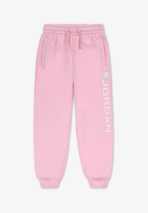 Pantaloni de trening roz din material moale, cu talie elastică, buzunare laterale și logo-ul „JORDAN” imprimat în alb pe picior.
