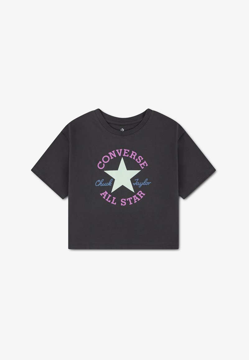 T-shirt court noir à manches courtes avec un col rond et un logo étoile vert clair au centre entouré de texte rose et bleu.