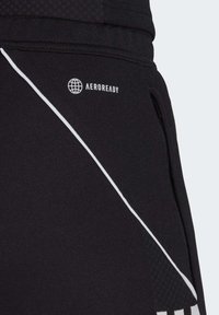 Zwarte sportieve shorts met witte accentpiping, voorzien van een Aeroready-logo. Zachte, gestructureerde stof met zijzakken.