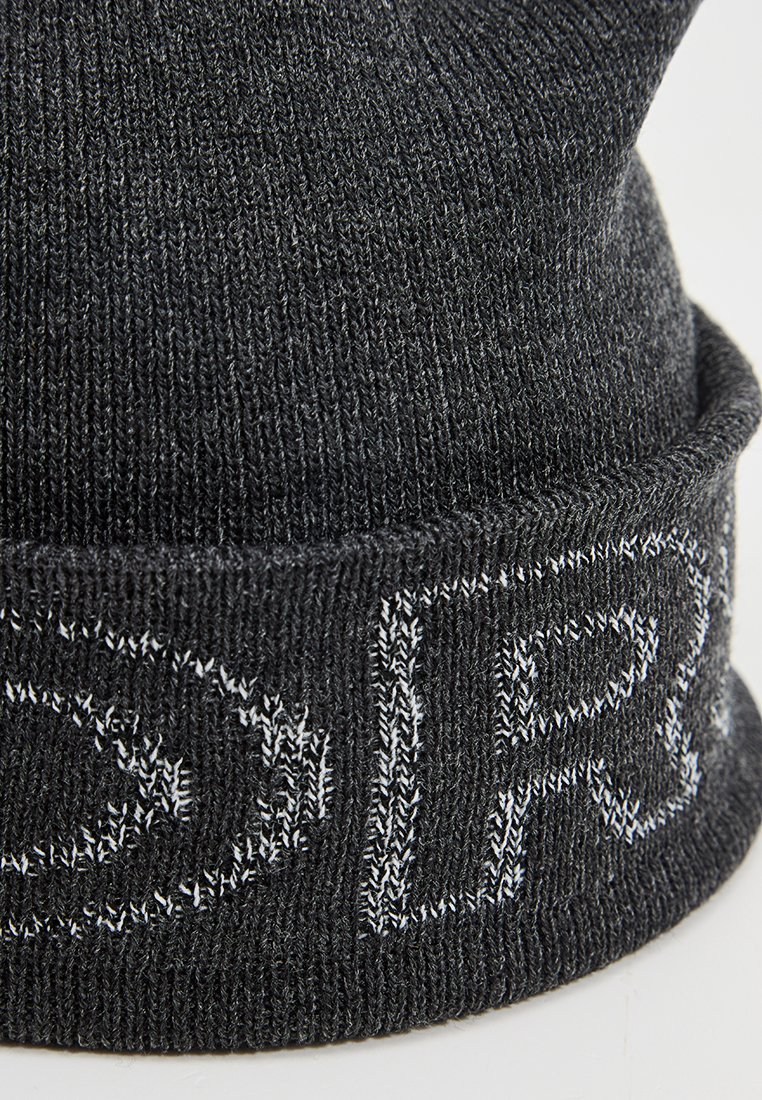 Berretto di maglia nero con risvolto. Presenta del testo ricamato bianco lungo il risvolto, evidenziando un tessuto caldo e morbido.