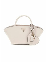 Sac à main rose clair avec un logo triangulaire, un design structuré, des poignées doubles et un porte-clés en forme de cœur attaché. Accentué de coutures noires.