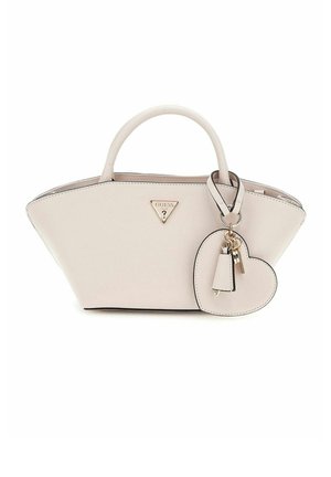 Borsa a mano rosa chiaro con un logo triangolare, design strutturato, doppi manici e un portachiavi a forma di cuore attaccato. Decorata con cuciture nere.