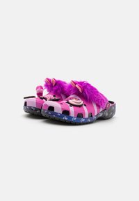 Roze klompen met een gestreept patroon, paarse pluizige accenten en een decoratieve karakterknop. Getextureerde bovenkant, rubberen zool met een pootafdrukontwerp.