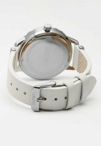 Weißes Lederarmbanduhr mit einem Gehäuse aus rostfreiem Stahl, ausgestattet mit einem transparenten Rückdeckel und silberfarbener Hardware. Eingraviertes Markenname-Detail.