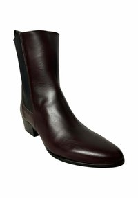 Bota de tobillo de cuero marrón con punta afilada, paneles laterales elásticos y tacón bajo de bloque. Textura lisa y diseño minimalista.