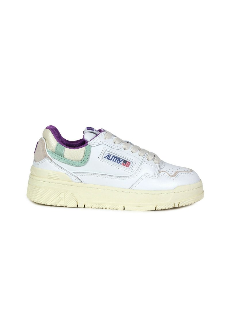 Sneaker bianca in pelle con accenti viola, verde e beige. Presenta una suola spessa color crema, chiusura con lacci e un'etichetta con logo laterale.