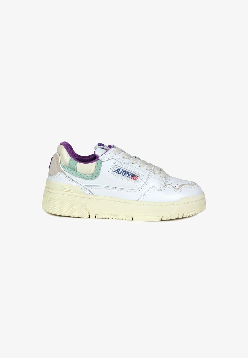 Sneaker bianca in pelle con accenti viola, verde e beige. Presenta una suola spessa color crema, chiusura con lacci e un'etichetta con logo laterale.