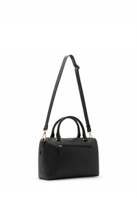 Borsa a mano in pelle nera con finitura texturizzata, dotata di manici corti e tracolla removibile. Include una tasca anteriore con zip.