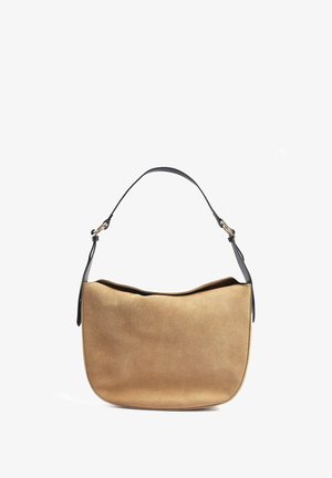 Zelta mākslīgā zamšādas rokassoma ar mīkstu, noapaļotu formu, kurai ir melna ādas siksna un minimālistisks dizains bez redzamām detaļām.