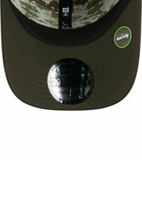 Dunkelgrüner Hut mit einem Innenfutter im Camouflage-Muster und einem schwarzen Schirm. Verfügt über einen runden Logosticker und gestickte Details. Größe mittel/groß.