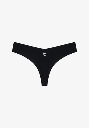 Schwarze Tangas mit glatter Textur, breitem Bund und einem zentralen Logoakzent. Minimalistisches Design mit V-förmiger Vorderseite.