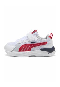 Baskets blanches avec un dessus en maille, accents rouges et une sangle Velcro. Présentent une semelle texturée et un col rembourré pour le confort.