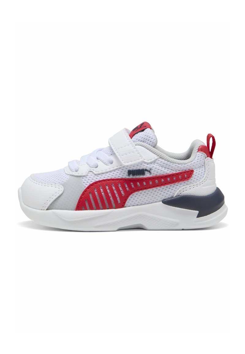 Baskets blanches avec un dessus en maille, accents rouges et une sangle Velcro. Présentent une semelle texturée et un col rembourré pour le confort.