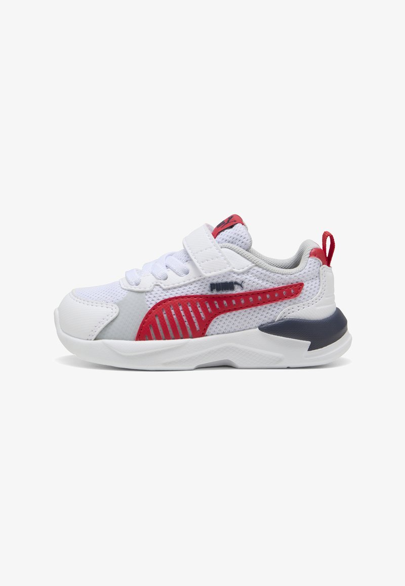 Baskets blanches avec un dessus en maille, accents rouges et une sangle Velcro. Présentent une semelle texturée et un col rembourré pour le confort.