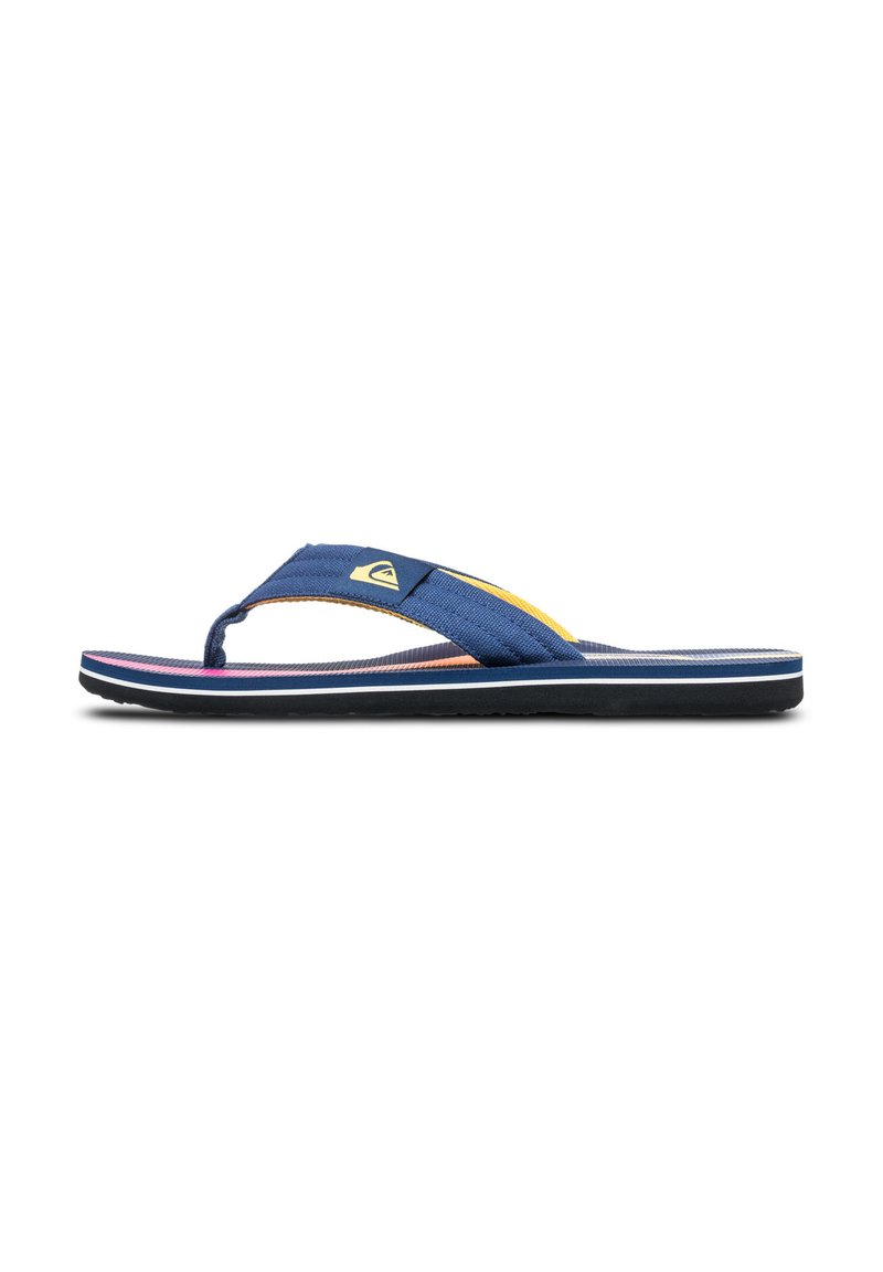 Navyn blå flip-flop med tygremmar, med en gul accent och gummisula. Designen har lager av ränder på sulan.
