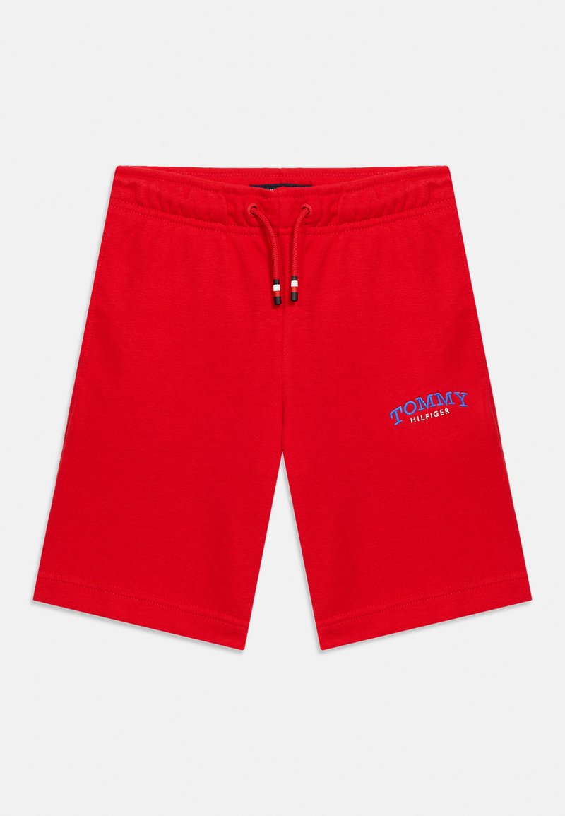 Κόκκινο σορτς με ελαστική μέση και κορδόνι, με το λογότυπο "Tommy Hilfiger" κεντημένο σε μπλε και λευκό στο κάτω δεξί πόδι.