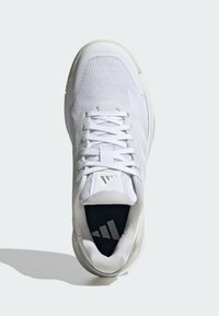 Białe buty sportowe z siateczkową cholewką, sznurowadłami, wyściełanym kołnierzem i teksturowaną podeszwą. W komplecie czarne wkładki z logo.