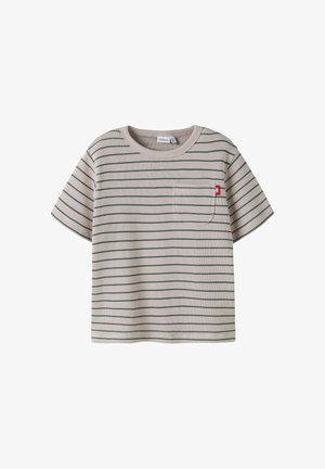 Beiges T-Shirt mit kurzen Ärmeln, dünnen horizontalen grünen Streifen und einer kleinen Tasche auf der linken Brust mit rotem Etikett.