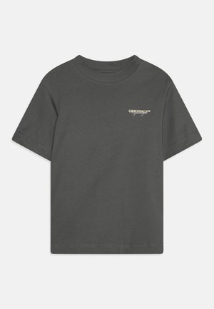 Temno siv bombažni majica s klasičnim okroglim izrezom, kratkimi rokavi in majhnim logotipom "ORIGINALIST™" svetle barve na levi strani prsnega koša.