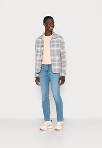 Wrangler TEXAS  - Calças de ganga de perna direita - the story