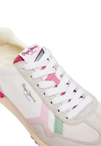 Baskets blanches avec accents rose, vert et beige, lacets blancs, coque en mesh, et marquage "Pepe Jeans London" sur le côté et la languette.
