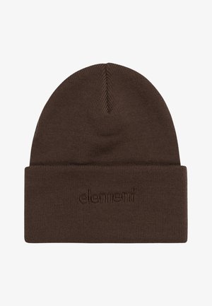 Bruine gebreide beanie met een omgeslagen rand en subtiele reliëflogo. De textuur lijkt zacht en warm, geschikt voor koud weer.