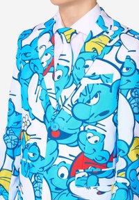Felblauw stoffen pak met cartoon Smurf ontwerpen, op een witte achtergrond met bijpassende stropdas. Sluiting met één knop en zichtbare zakken.