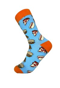 Hellblaue Socken mit bunten Essensmotiven, darunter Pizza, Hamburger, Hotdogs und Eis am Stiel. Oranger Rippenbund und Zehenbereich.