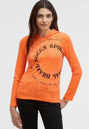 KAPUZENSHIRT MIT AUSBRENNER-EFFEKTEN UND ARTWORK - Langarmshirt - brilliant orange neon