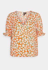 Blusa floral em laranja, com mangas curtas e bufantes e decote em V. Com padrão de pequenas flores brancas e rosas, com acentos verdes.