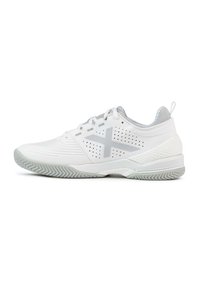 Zapato deportivo blanco con parte superior de malla, detalles perforados y un logo gris. Presenta una suela texturizada y un diseño de talón que brinda soporte.