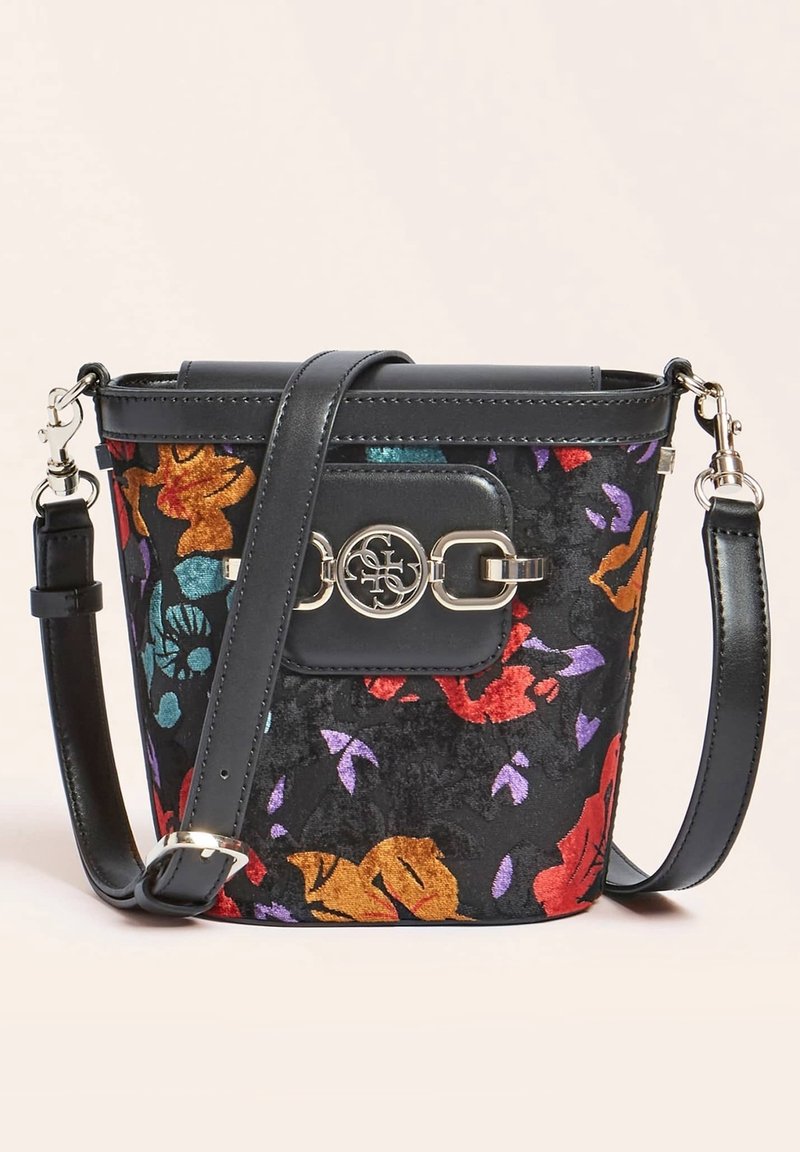 Schwarze Bucket Bag mit verstellbarem Tragegurt, buntem Blumenmuster und silbernem Verschluss mit ineinandergreifendem, kreisförmigem Logo auf der Vorderseite.