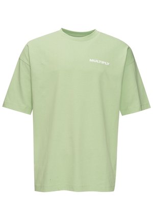 T-shirt vert clair à manches courtes et col rond avec le texte blanc "MULTIPLY" sur la partie supérieure gauche de la poitrine.