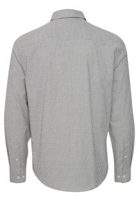 Camicia a maniche lunghe con colletto. Presenta un motivo a righe grigie e bianche, con polsini abbottonati e orlo curvo.