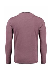 Langärmliges Shirt in Mauve, mit Rundhalsausschnitt, weicher Textur und geradem Saum. Keine sichtbaren Muster oder Hardwaredetails.