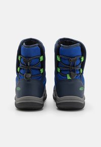 Niebieskie buty trekkingowe z zielonymi akcentami, z wyściełanym kołnierzem, elastycznymi sznurowadłami i teksturowanymi gumowymi podeszwami. Wykonane z trwałych materiałów, w średnio wysokim fasonie.