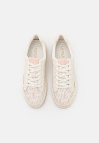 Vita sneakers med ett mönstrat textilöverdrag som har en ljusrosa accent. Texturerad gummisula, runda snören och präglad logo på tungan.