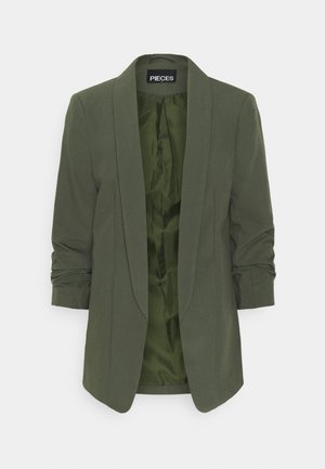 Olivgrüner Damenblazer mit gerafften Ärmeln, Schalkragen und glattem Innenfutter, innen am Kragen mit dem Label „Pieces“.