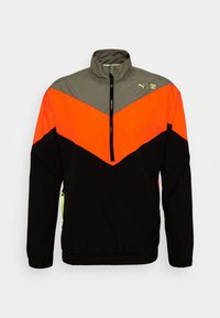 Herrens långärmad pulloverjacka med hög krage, halvlång dragkedja, i färgblockad design med olivgrön, stark orange och svart, med Puma och First Mile-logotyper.