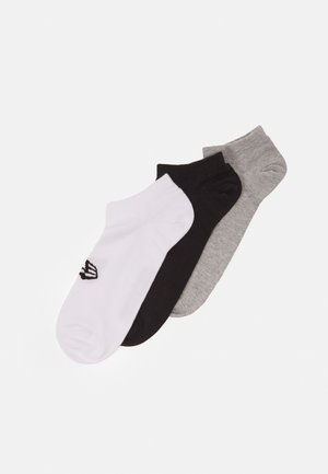 Tres pares de calcetines cortos hasta el tobillo: uno blanco con logo, uno negro y uno gris. Material de mezcla de algodón, textura suave, diseño sencillo.