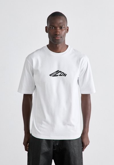 Weißes Baumwoll-T-Shirt mit kurzen Ärmeln und rundem Ausschnitt, versehen mit einem schwarzen Grafik-Logo auf der Vorderseite. Glatte Textur, lässige Passform.