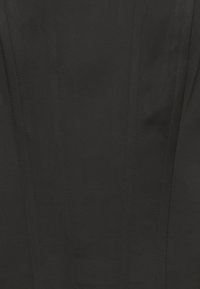 Tissu noir avec une texture lisse, présentant des lignes de couture verticales et un design structuré. Pas de motifs visibles ni de détails matériels.