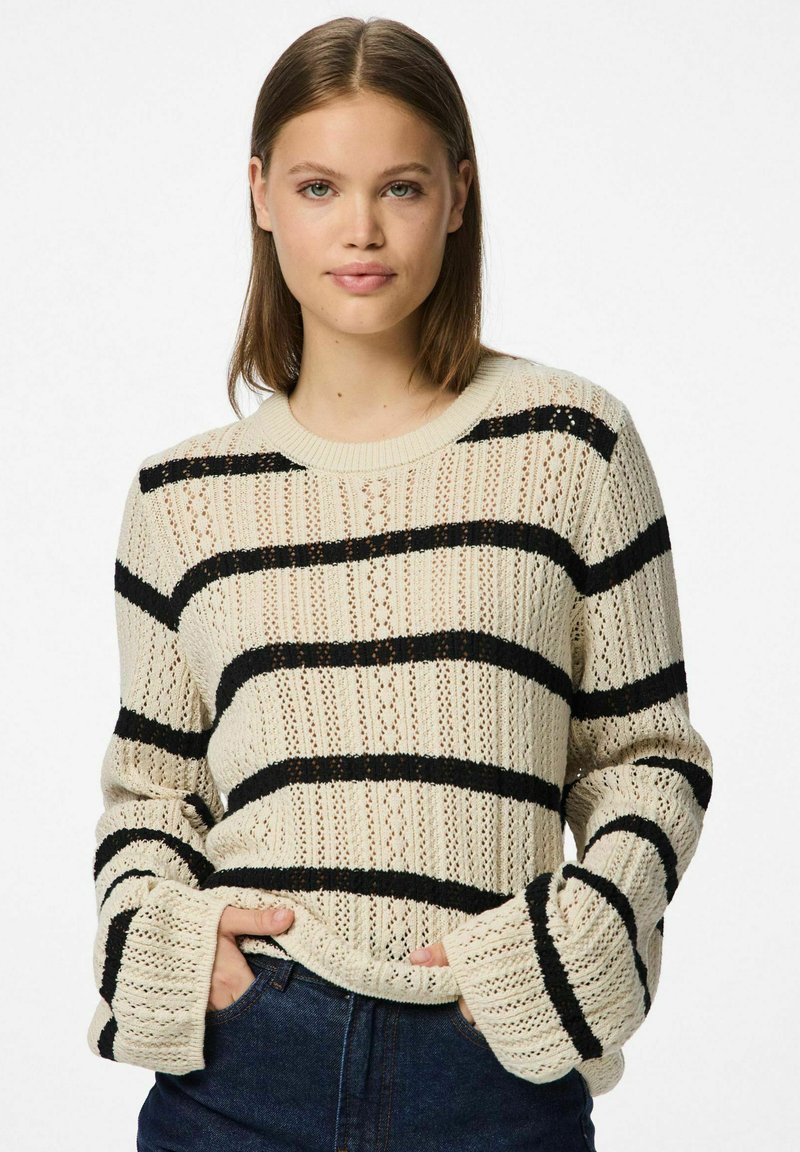 Maglione lavorato a maglia con una base crema caratterizzato da ampie strisce orizzontali nere. Vestibilità ampia, scollatura rotonda e maniche a campana con modelli testurizzati.