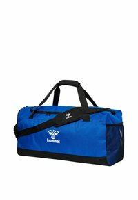 Bolsa de deporte de poliéster azul con detalles negros, dos asas superiores, correa de hombro ajustable y bolsillo lateral de malla con un logotipo.