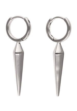 Zilveren oorringen met langwerpige, puntige spikes die aan elke oorring hangen, weergegeven op een witte achtergrond.