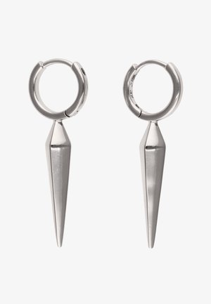 Cercei argintii tip cerc cu pandantive alungite, ascuțite, în formă de țepi, atârnând de fiecare cerc, expuși pe un fundal alb.