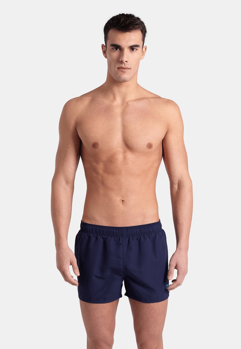 Pantaloni da bagno blu navy con cintura elastica e coulisse. Realizzati in tessuto leggero, presentano un design semplice e classico.